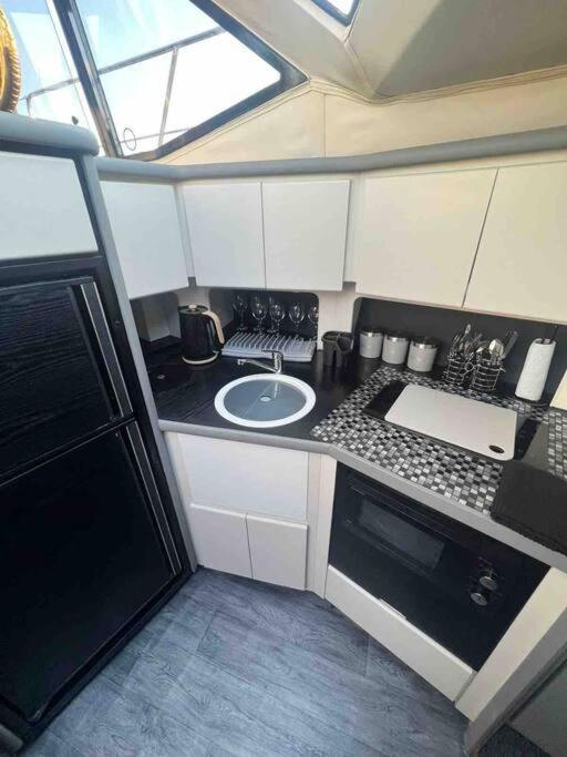 Yacht "X" - 44 Foot Modern Yacht On 5 Star Ocean Village Marina - Minutes Away From City Centre And Cruise Terminals, Free Parking ,Spa Package Available! Southampton Ngoại thất bức ảnh