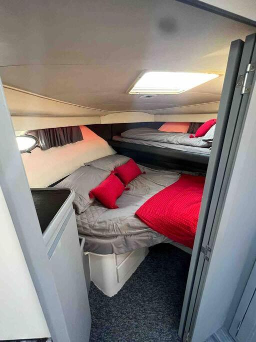 Yacht "X" - 44 Foot Modern Yacht On 5 Star Ocean Village Marina - Minutes Away From City Centre And Cruise Terminals, Free Parking ,Spa Package Available! Southampton Ngoại thất bức ảnh