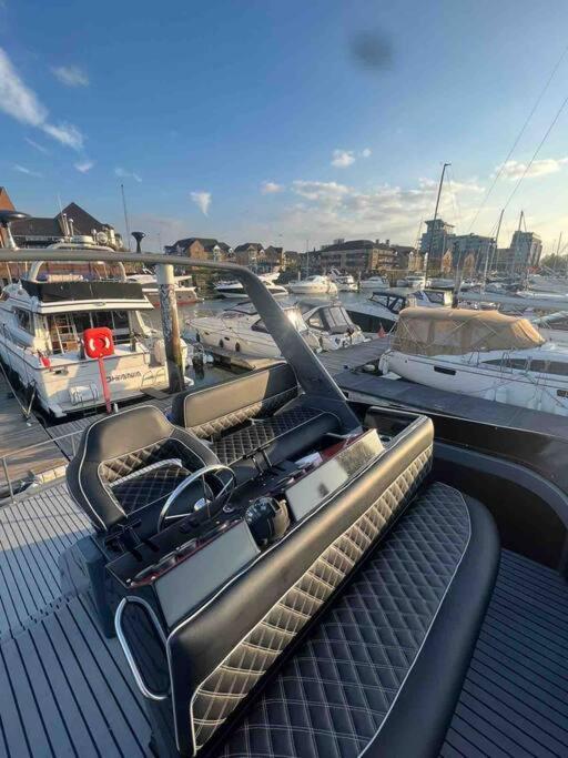 Yacht "X" - 44 Foot Modern Yacht On 5 Star Ocean Village Marina - Minutes Away From City Centre And Cruise Terminals, Free Parking ,Spa Package Available! Southampton Ngoại thất bức ảnh