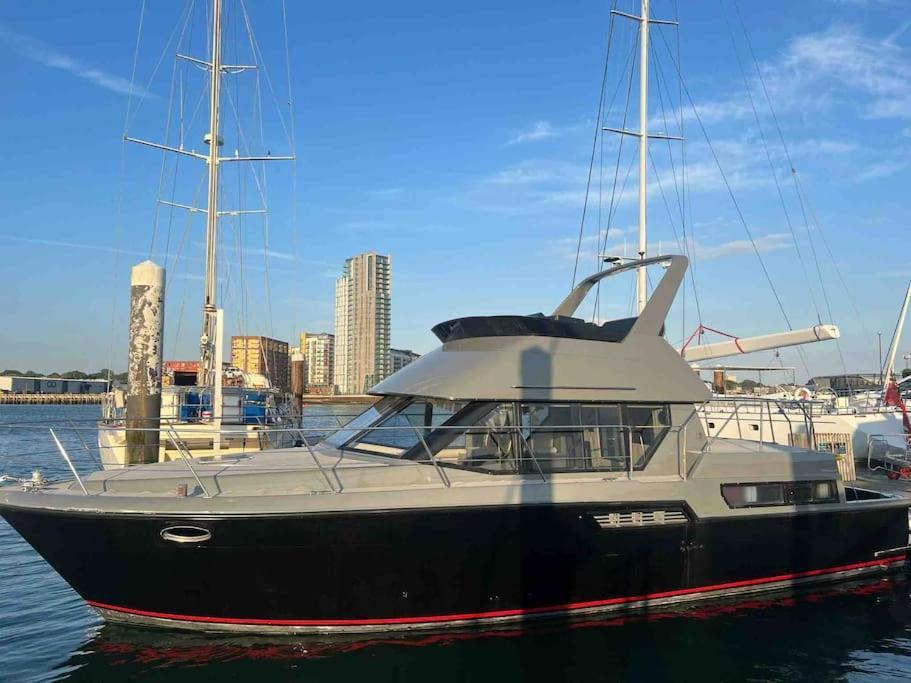 Yacht "X" - 44 Foot Modern Yacht On 5 Star Ocean Village Marina - Minutes Away From City Centre And Cruise Terminals, Free Parking ,Spa Package Available! Southampton Ngoại thất bức ảnh