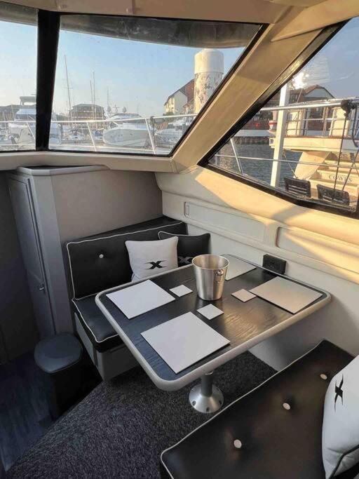 Yacht "X" - 44 Foot Modern Yacht On 5 Star Ocean Village Marina - Minutes Away From City Centre And Cruise Terminals, Free Parking ,Spa Package Available! Southampton Ngoại thất bức ảnh