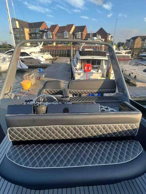 Yacht "X" - 44 Foot Modern Yacht On 5 Star Ocean Village Marina - Minutes Away From City Centre And Cruise Terminals, Free Parking ,Spa Package Available! Southampton Ngoại thất bức ảnh