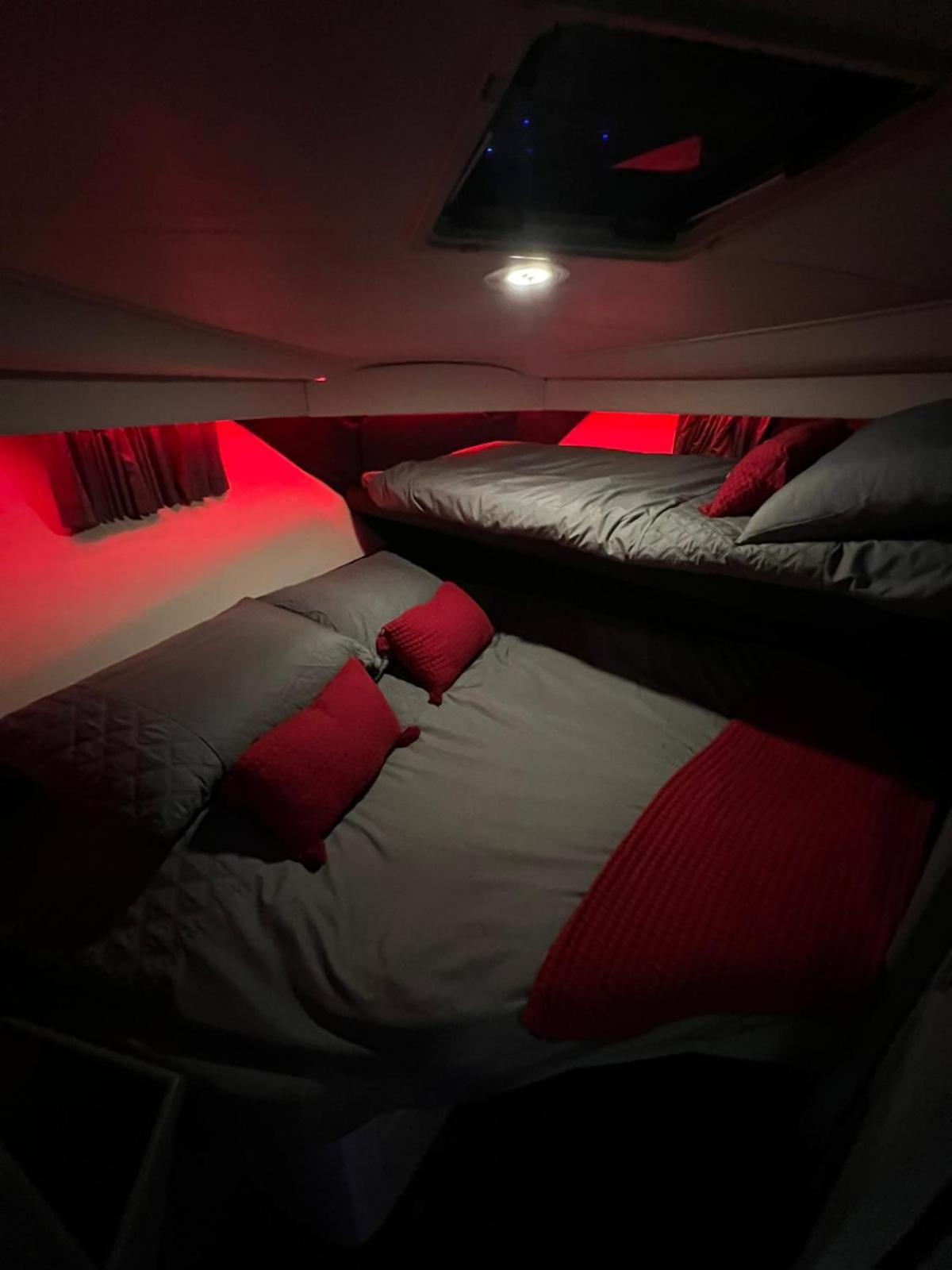 Yacht "X" - 44 Foot Modern Yacht On 5 Star Ocean Village Marina - Minutes Away From City Centre And Cruise Terminals, Free Parking ,Spa Package Available! Southampton Ngoại thất bức ảnh