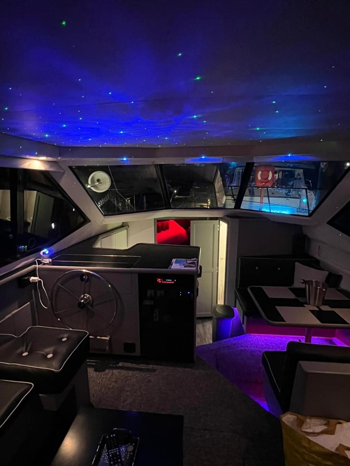 Yacht "X" - 44 Foot Modern Yacht On 5 Star Ocean Village Marina - Minutes Away From City Centre And Cruise Terminals, Free Parking ,Spa Package Available! Southampton Ngoại thất bức ảnh