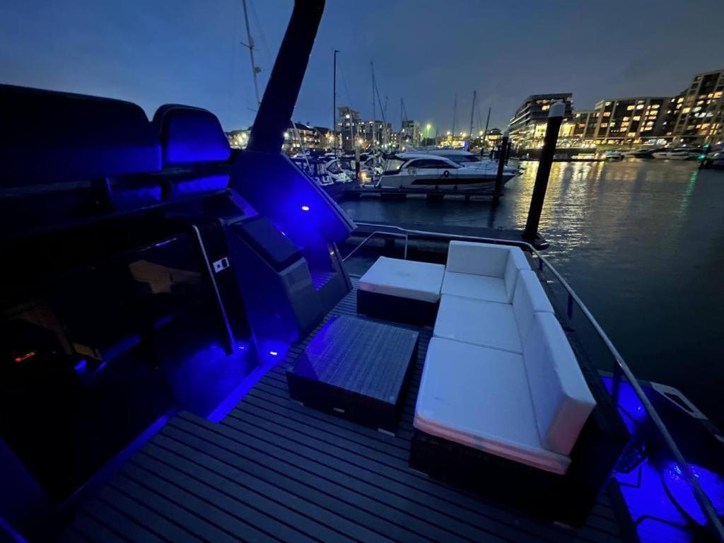 Yacht "X" - 44 Foot Modern Yacht On 5 Star Ocean Village Marina - Minutes Away From City Centre And Cruise Terminals, Free Parking ,Spa Package Available! Southampton Ngoại thất bức ảnh