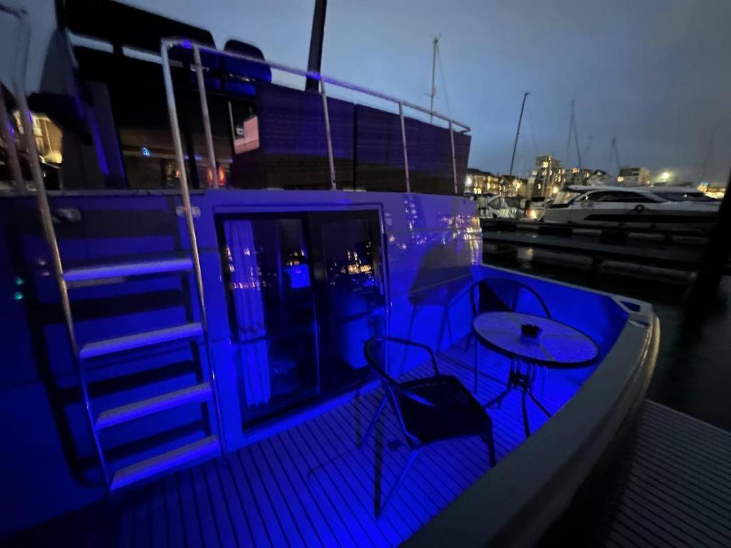 Yacht "X" - 44 Foot Modern Yacht On 5 Star Ocean Village Marina - Minutes Away From City Centre And Cruise Terminals, Free Parking ,Spa Package Available! Southampton Ngoại thất bức ảnh