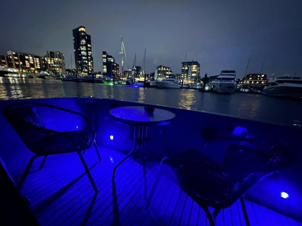 Yacht "X" - 44 Foot Modern Yacht On 5 Star Ocean Village Marina - Minutes Away From City Centre And Cruise Terminals, Free Parking ,Spa Package Available! Southampton Ngoại thất bức ảnh