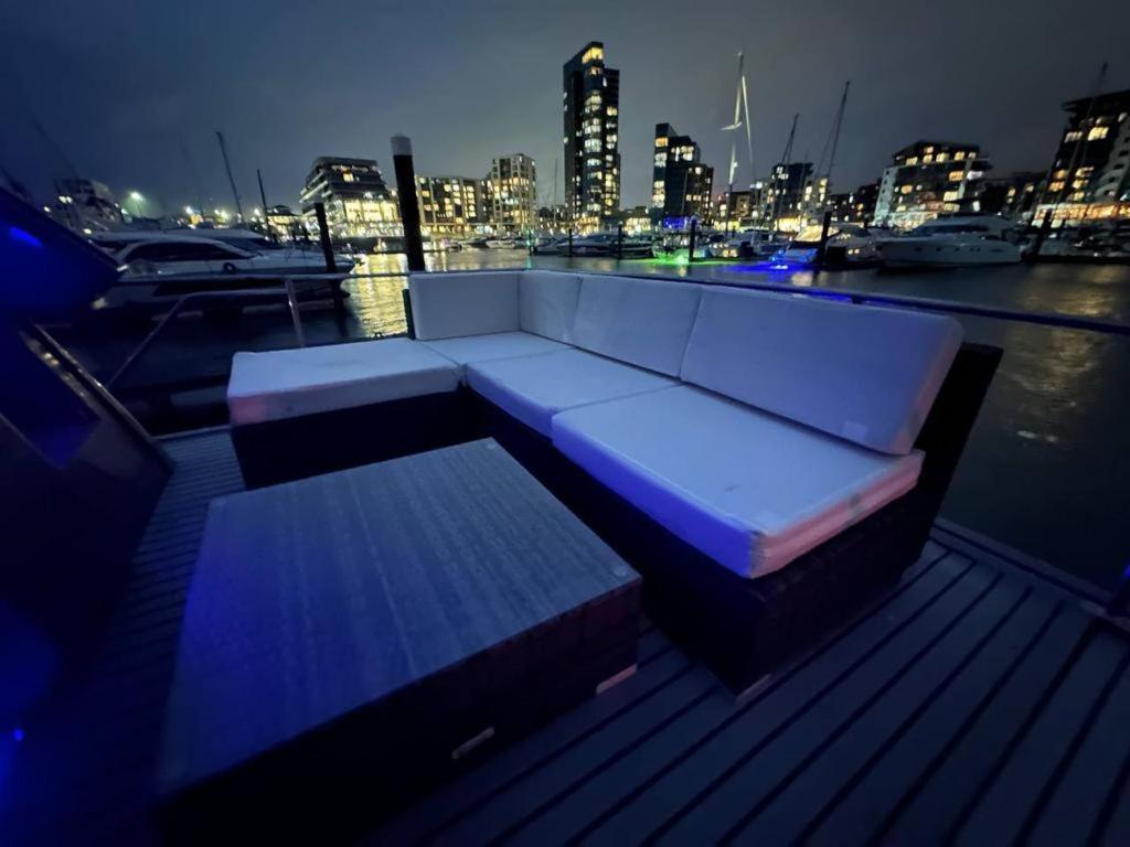 Yacht "X" - 44 Foot Modern Yacht On 5 Star Ocean Village Marina - Minutes Away From City Centre And Cruise Terminals, Free Parking ,Spa Package Available! Southampton Ngoại thất bức ảnh