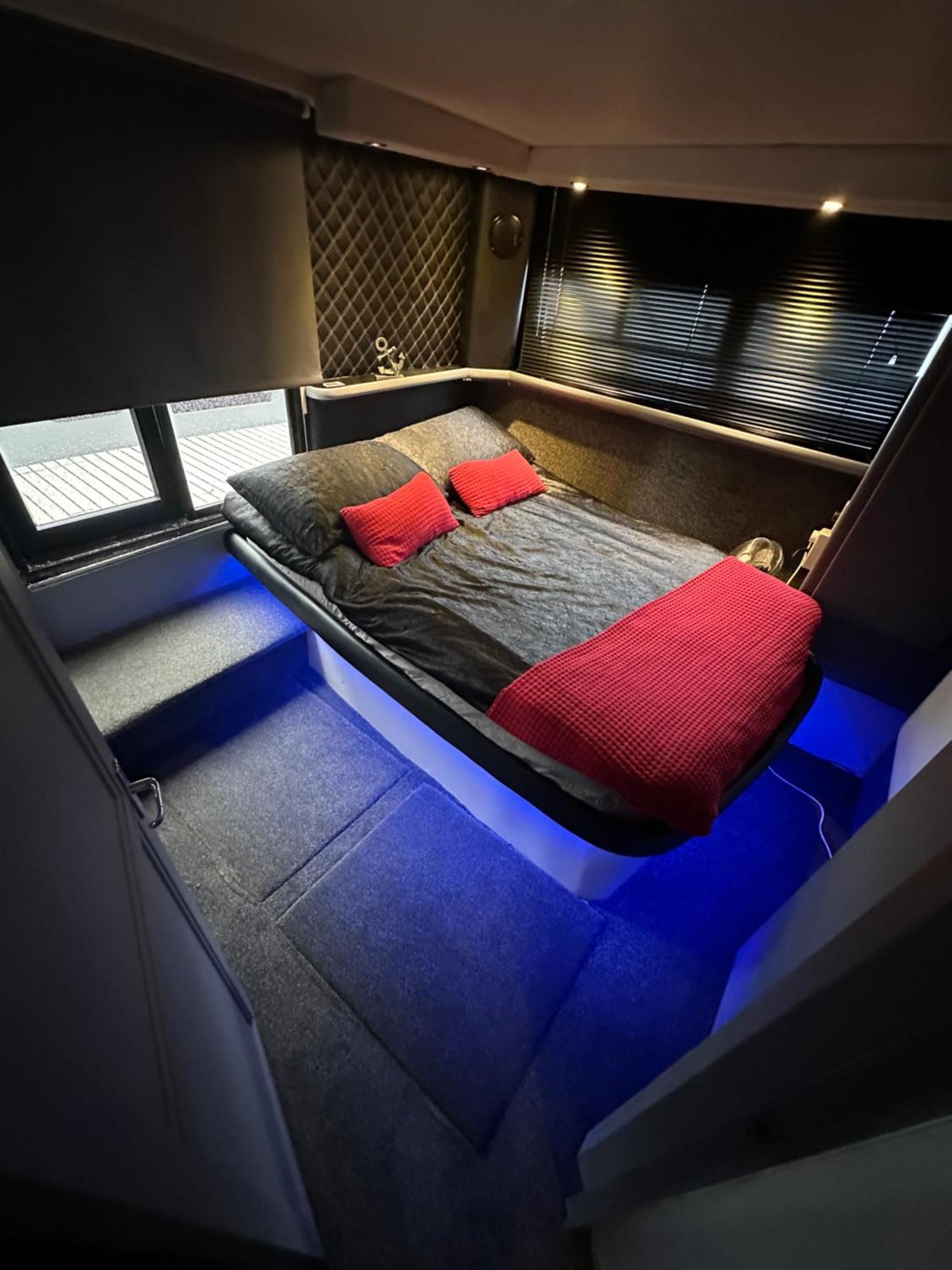 Yacht "X" - 44 Foot Modern Yacht On 5 Star Ocean Village Marina - Minutes Away From City Centre And Cruise Terminals, Free Parking ,Spa Package Available! Southampton Ngoại thất bức ảnh