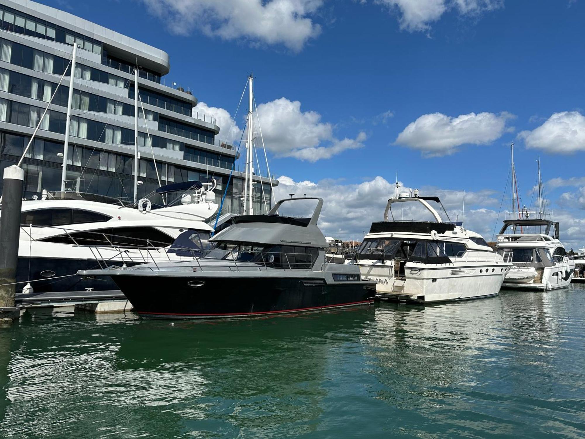 Yacht "X" - 44 Foot Modern Yacht On 5 Star Ocean Village Marina - Minutes Away From City Centre And Cruise Terminals, Free Parking ,Spa Package Available! Southampton Ngoại thất bức ảnh