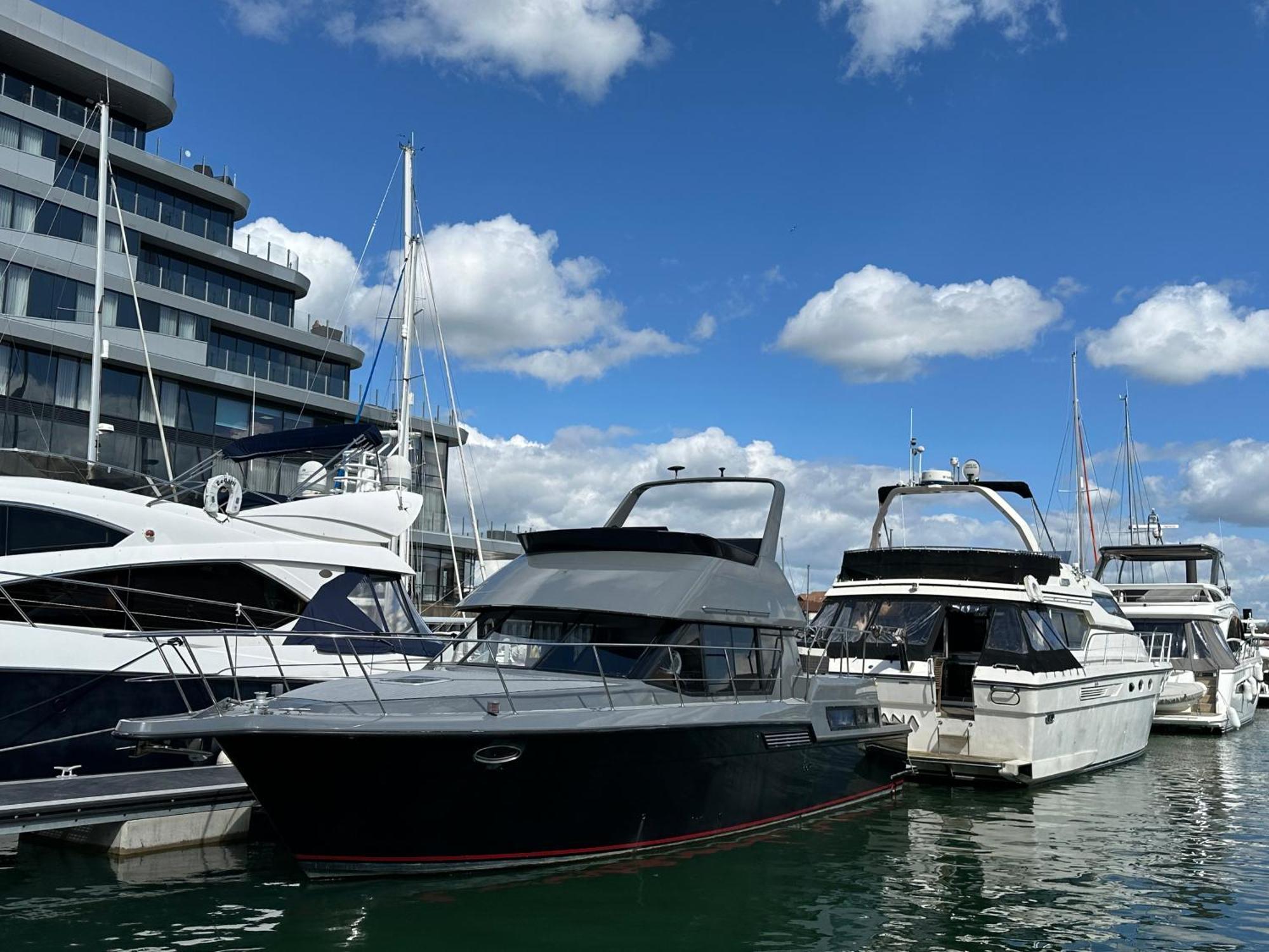 Yacht "X" - 44 Foot Modern Yacht On 5 Star Ocean Village Marina - Minutes Away From City Centre And Cruise Terminals, Free Parking ,Spa Package Available! Southampton Ngoại thất bức ảnh