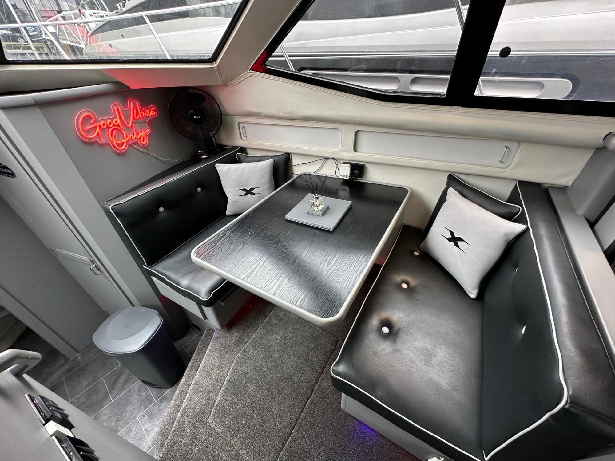 Yacht "X" - 44 Foot Modern Yacht On 5 Star Ocean Village Marina - Minutes Away From City Centre And Cruise Terminals, Free Parking ,Spa Package Available! Southampton Ngoại thất bức ảnh