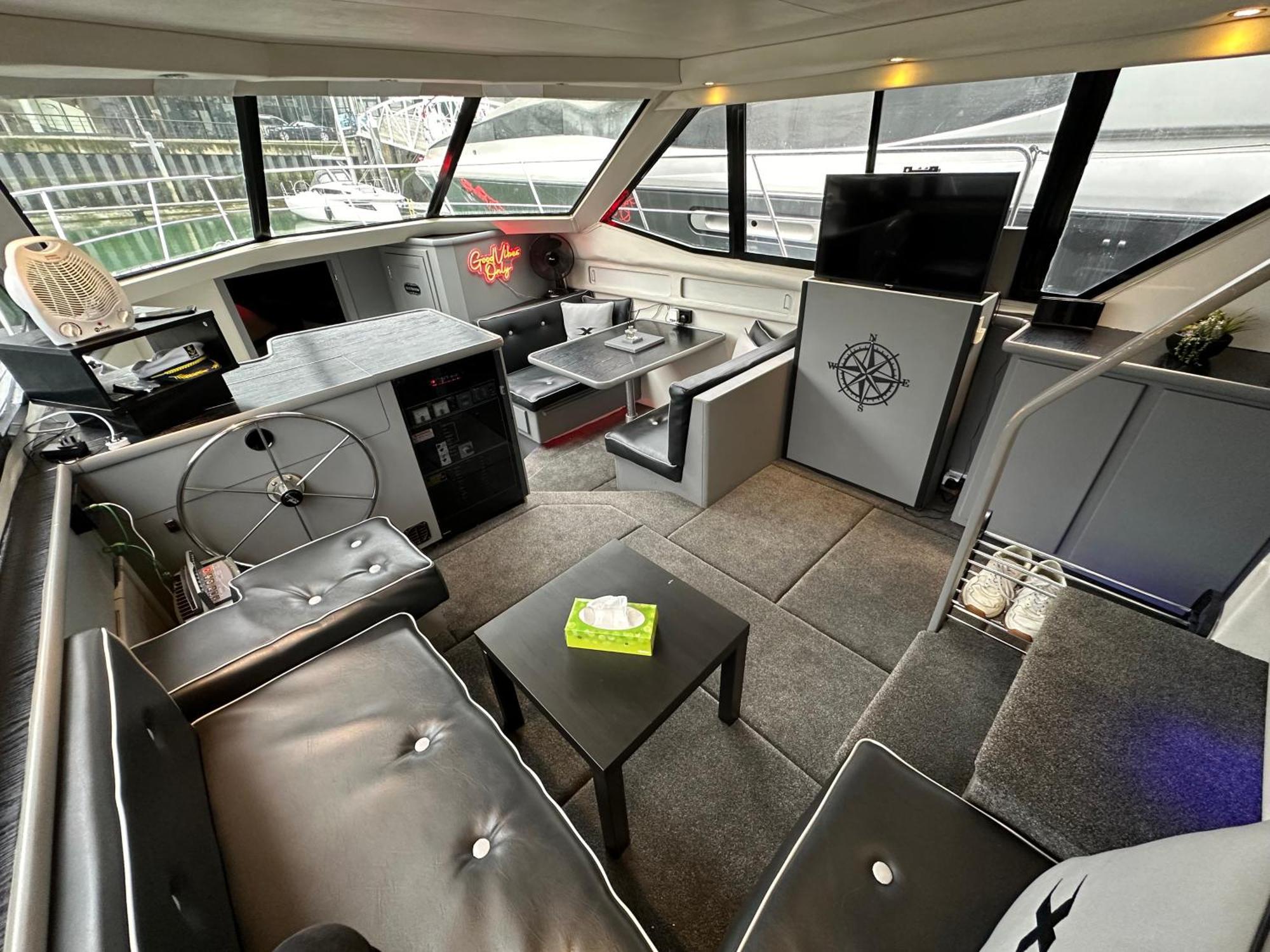 Yacht "X" - 44 Foot Modern Yacht On 5 Star Ocean Village Marina - Minutes Away From City Centre And Cruise Terminals, Free Parking ,Spa Package Available! Southampton Ngoại thất bức ảnh