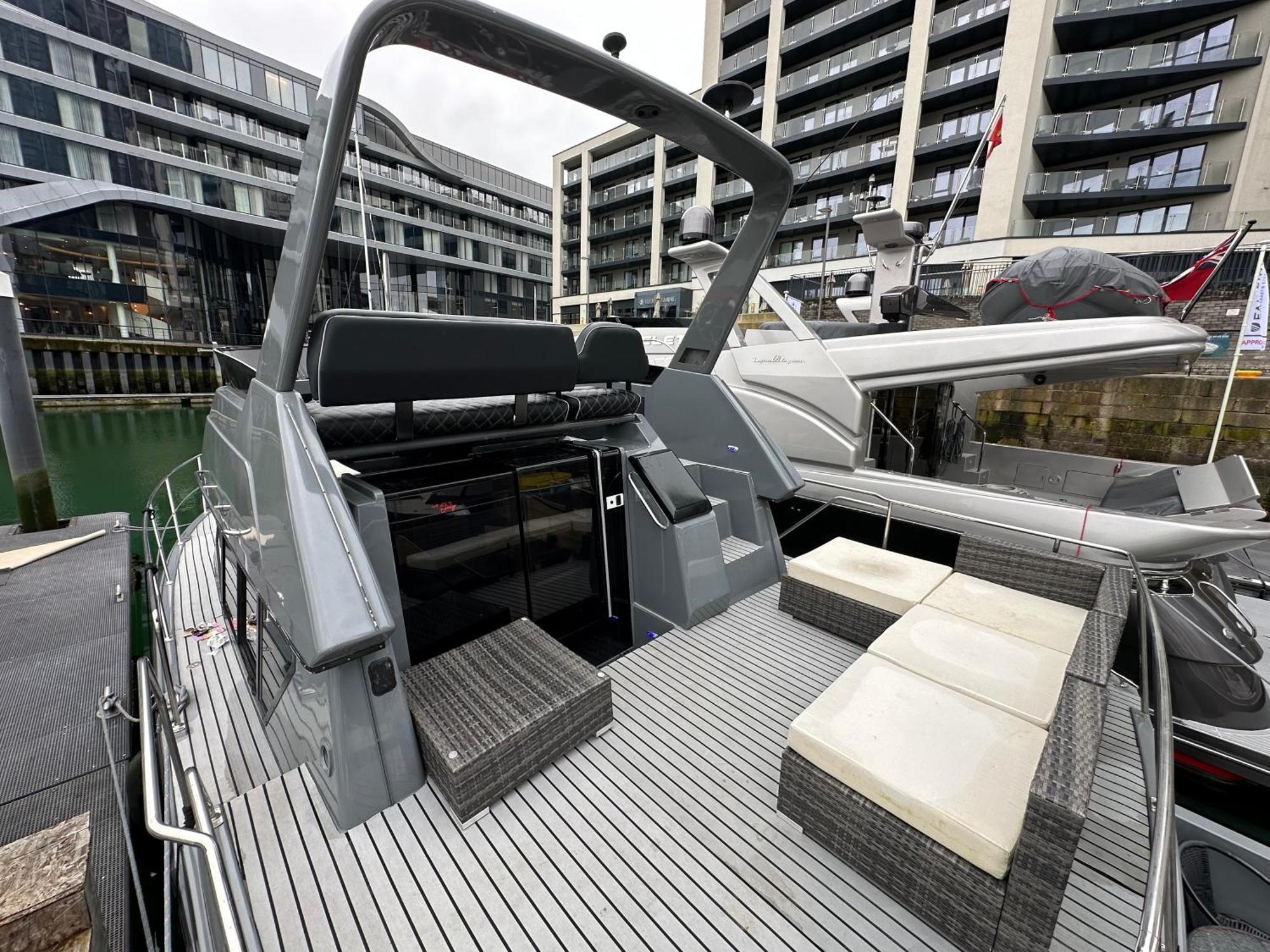 Yacht "X" - 44 Foot Modern Yacht On 5 Star Ocean Village Marina - Minutes Away From City Centre And Cruise Terminals, Free Parking ,Spa Package Available! Southampton Ngoại thất bức ảnh