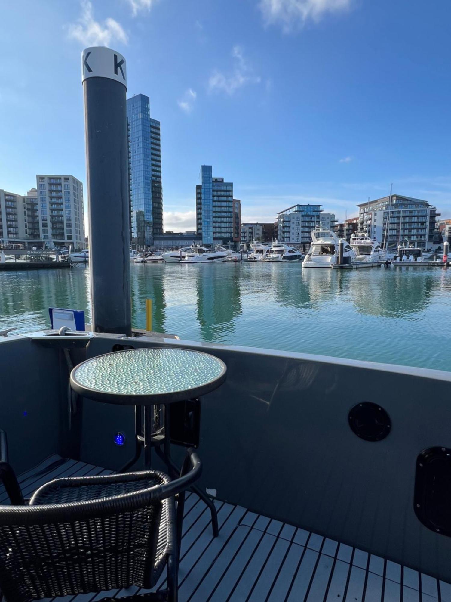 Yacht "X" - 44 Foot Modern Yacht On 5 Star Ocean Village Marina - Minutes Away From City Centre And Cruise Terminals, Free Parking ,Spa Package Available! Southampton Ngoại thất bức ảnh